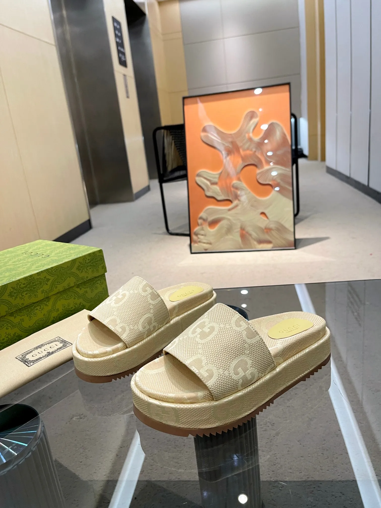 👟👟Ex-factory price 400👟👟 Shipped throughout the year, 200 colors] Gucci’s latest limited edition thick-soled slippers. Top quality for sale. Purchase genuine product for development. The material and workmanship are consistent with the original. Upper: original special printing process. Lining: dyed sheepskin. Outsole: Italian private model outsole. Size: 35-43M standard size. 41, 42, 43 are also customized and cannot be returned. Sole thickness: 5.5cm. Forefoot 4cm.
